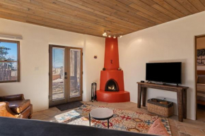 Cielito - Two Kiva Fireplaces Walk to Canyon Rd and the Plaza - NEW LISTING